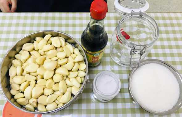 大蒜放在什么容器中好 醋泡大蒜用什么容器好(泡糖醋蒜用什么容器好)