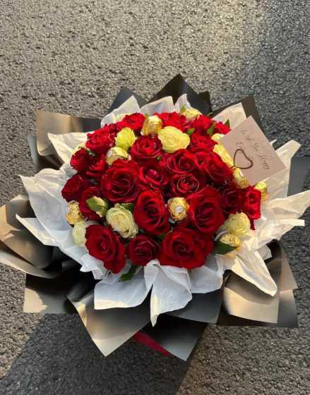 玫红色玫瑰搭配什么花 玫红到底是什么样的颜色