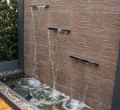 庭院水景墙在什么位置 ...座东北朝西西南别墅房大门正对庭院水景景墙好吗