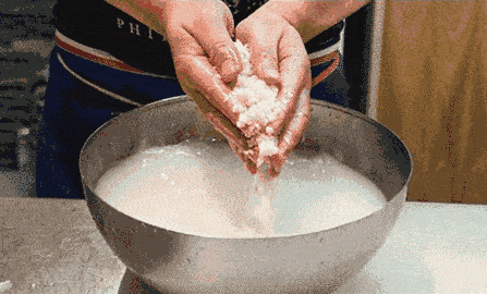 淘米水果怎么漂着油花 衣服上沾了水果汁 怎样清洗